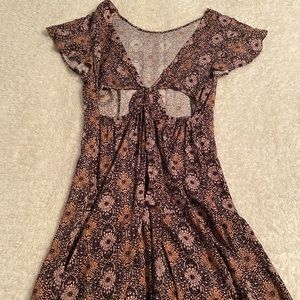 Floral dress that ties in the back! Ruffle sleeves